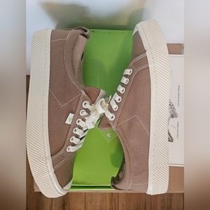 Cariuma Oca Low Sneaker Womens 10 Mens 8.5